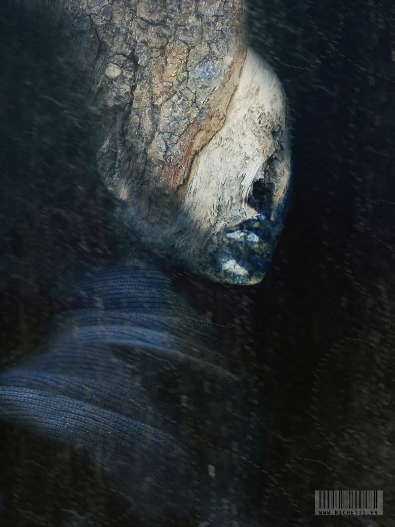 « Algide » photographisme de la série Les misérables (solo) © Julien Richetti, 2016 (impression format portrait 3:4 sur dibond)