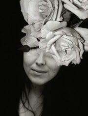 « Fleur de nacre » photographisme de la série Mathilde © Julien Richetti, 2014 (impression format portrait 3:4 sur dibond)