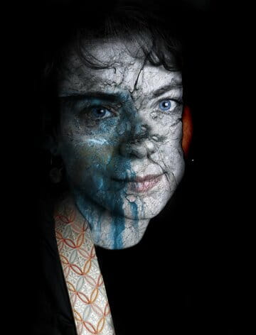 « Blue Enky Girl II » photographisme de la série Hures-Persona © Julien Richetti, 2013 (impression format portrait 3:4 sur dibond)